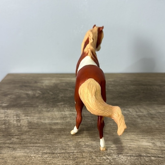 Breyer Reeves Chestnut Pinto Horse Blonde Mane with Silver Logo - Picture 4 of 7